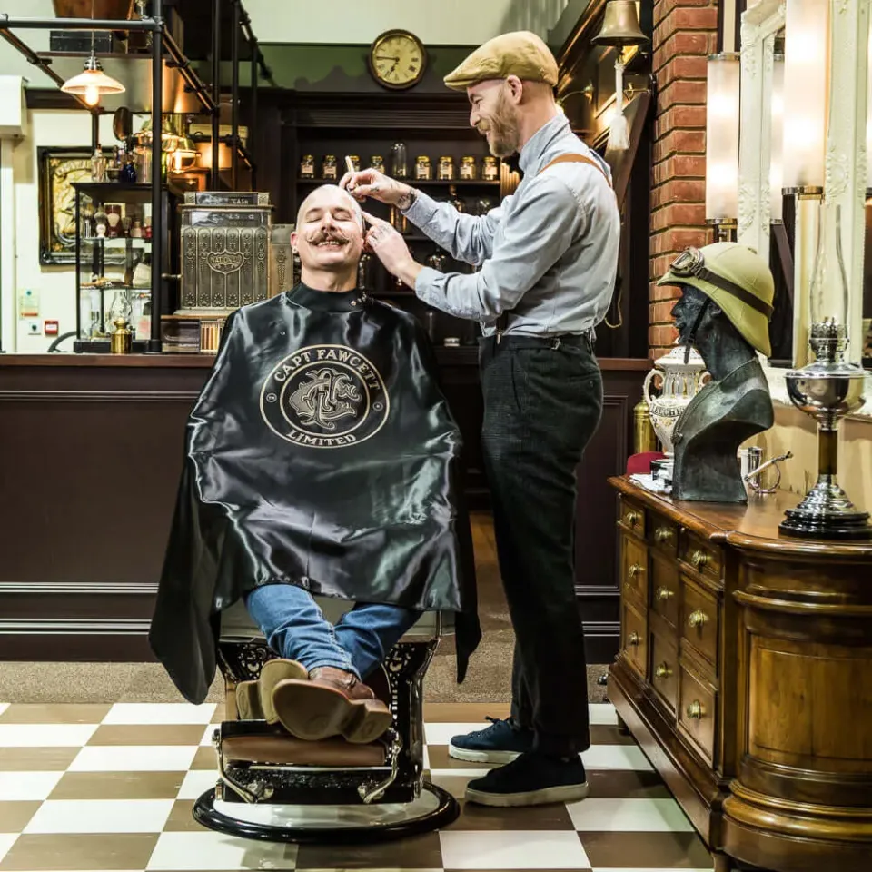 Captain Fawcett Heavyweight Friseurumhang Satin schwarz